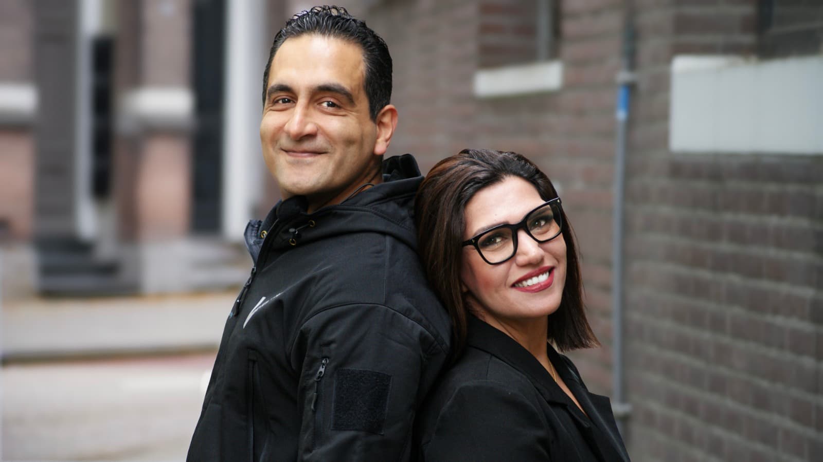 De oprichters van Blue A Security, rug aan rug