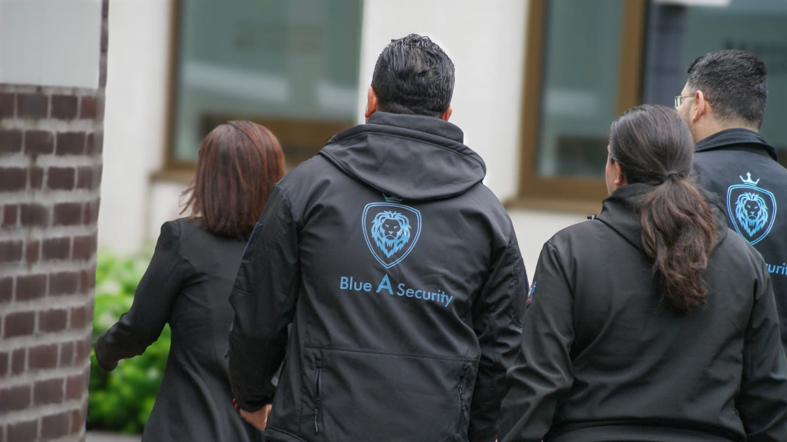Het team van Blue A Security onderweg in bedrijfskleding